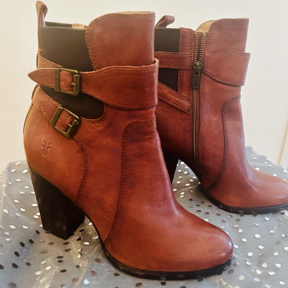 Never worn cognac Frye Patty Gore booties
